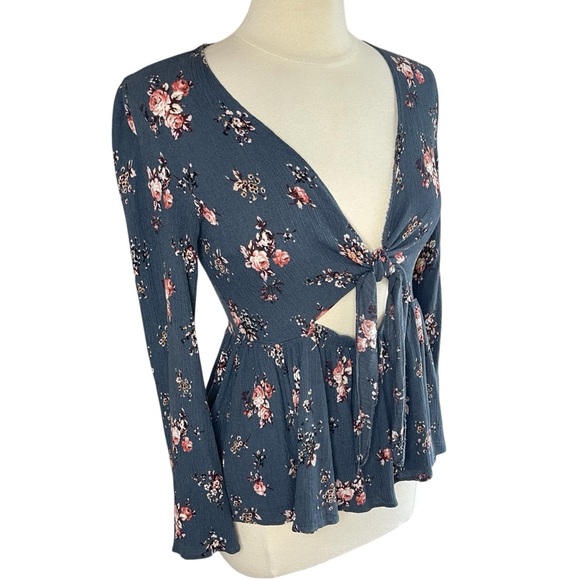 AMERICAN EAGLE Floral Tie-Front Cutout Top with Long Flare Sleeves, Medium - Picture 3 of 9